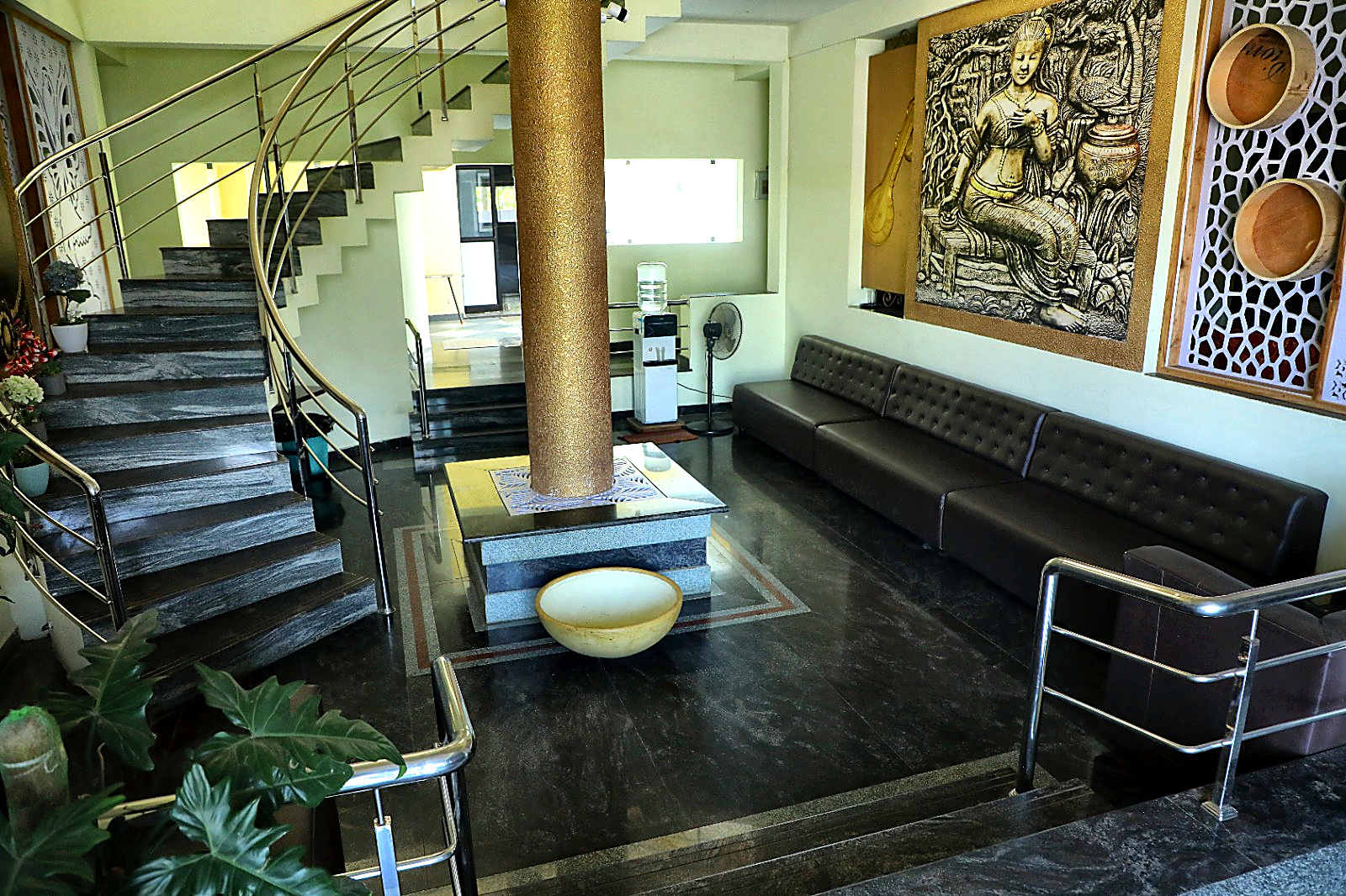 Grand Spiral Staircase Lounge - Hotel Priso Puducherry