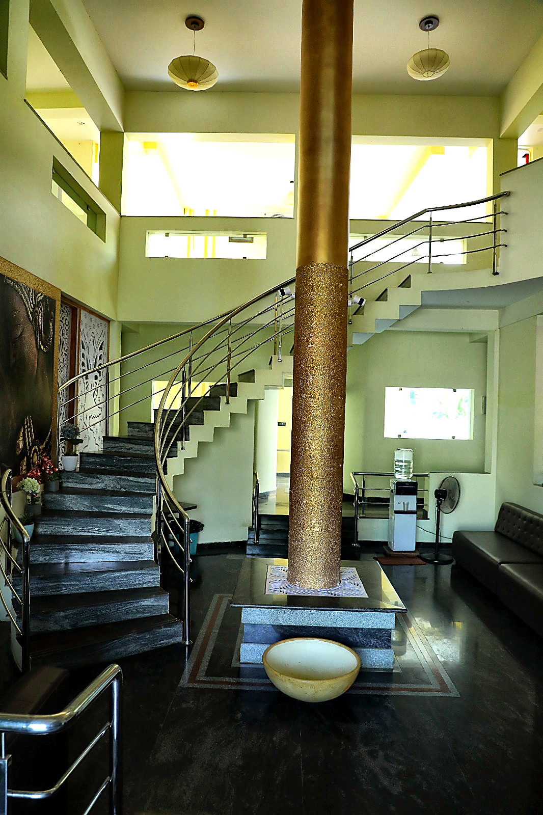 Grand Lobby Pillars & Architectural View - Hotel Priso Puducherry