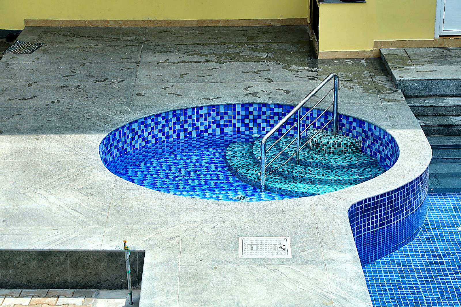 Crystal Blue Outdoor Swimming Pool - Hotel Priso Puducherry