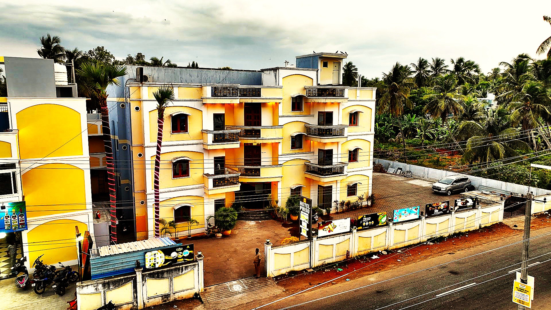 Front Elevation with Guest Parking - Hotel Priso Puducherry
