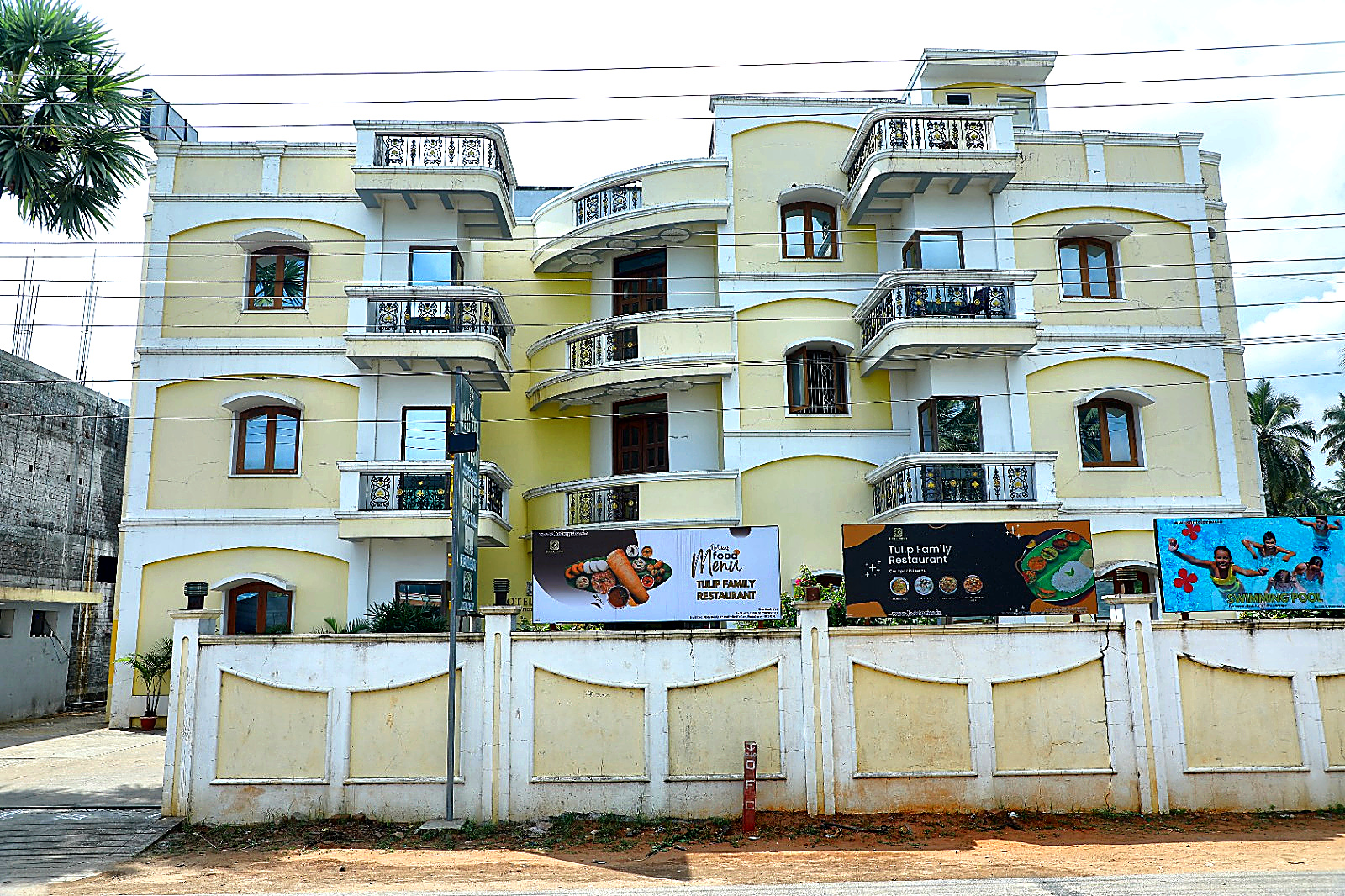 Grand Entrance & Portico Facade - Hotel Priso Puducherry