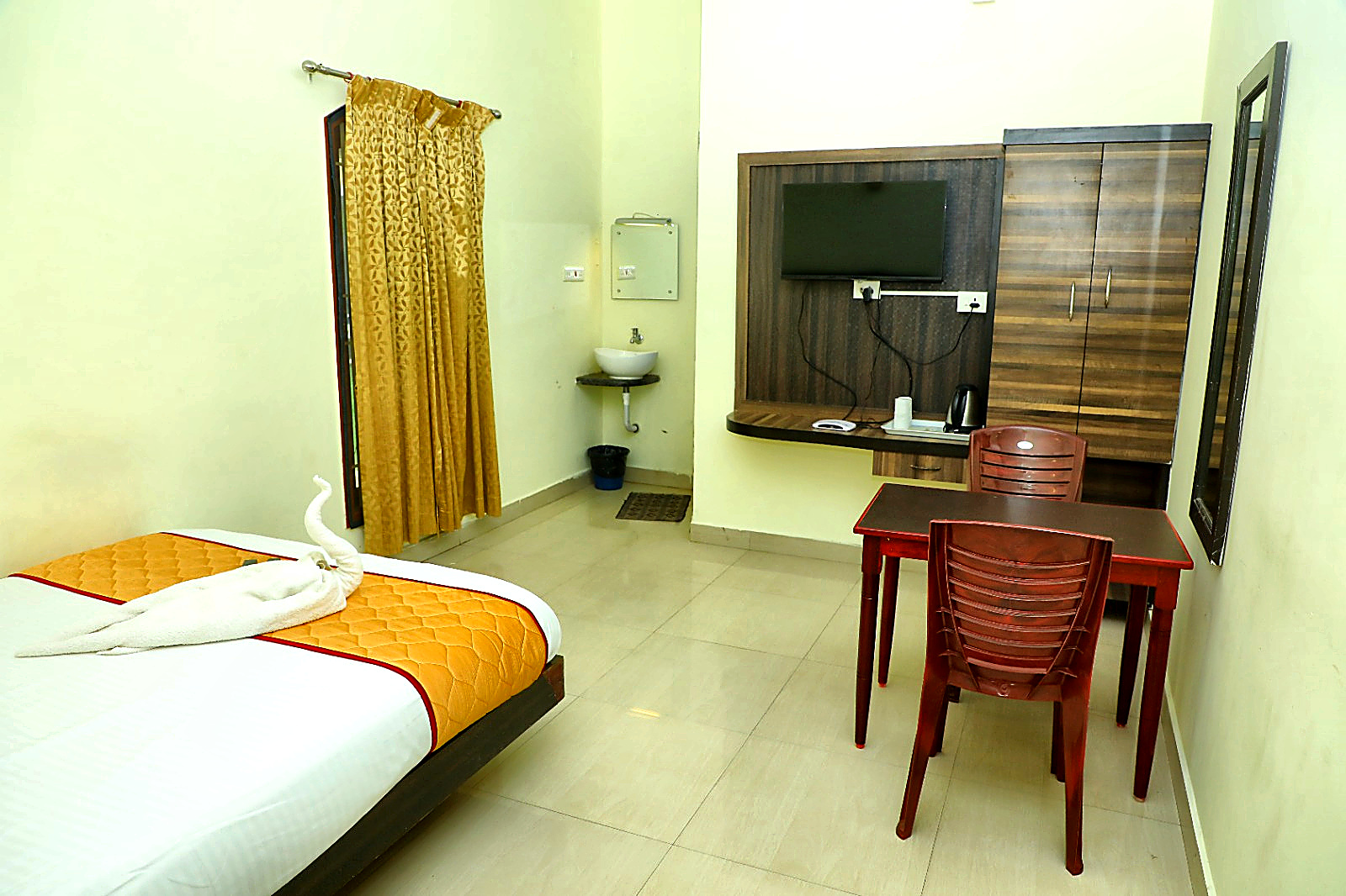 Deluxe King Bed Room with Wardrobe - Hotel Priso Puducherry