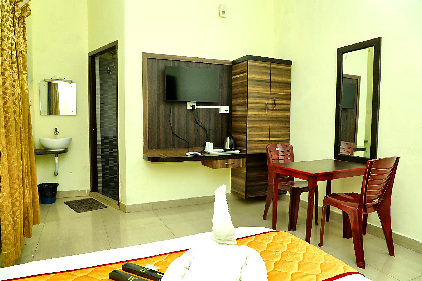 Deluxe Room Interior & Entertainment Console - Hotel Priso Puducherry