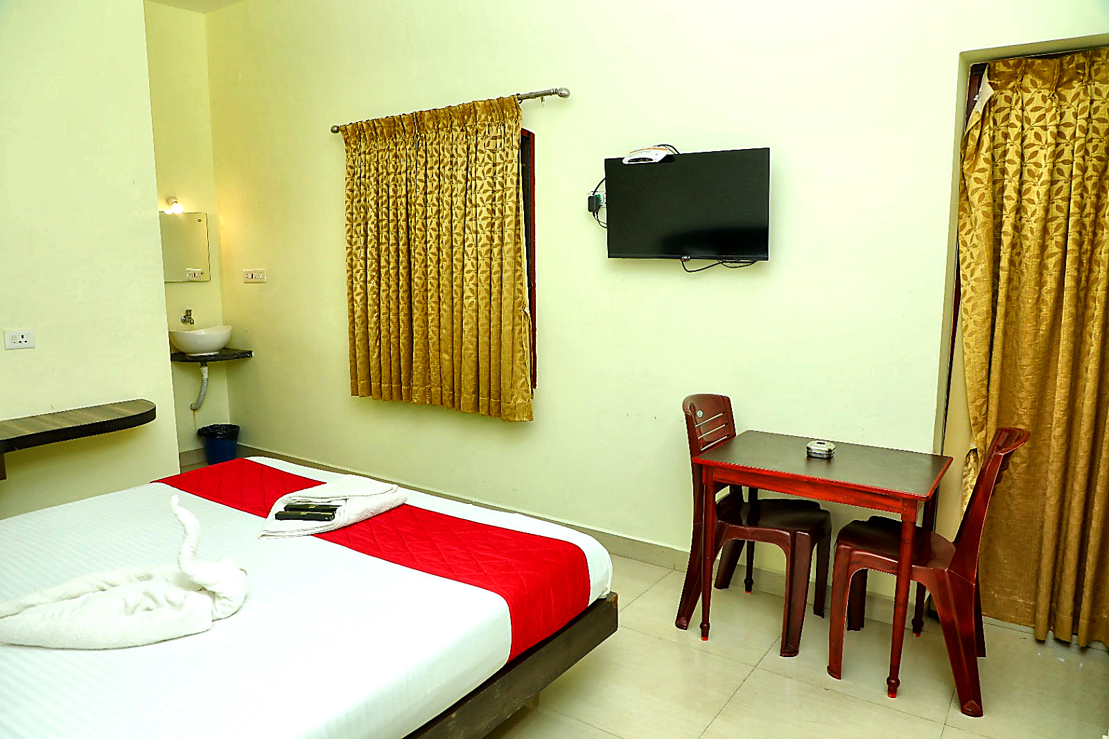 Deluxe Room with King Bed & In-Room Dining - Hotel Priso Puducherry