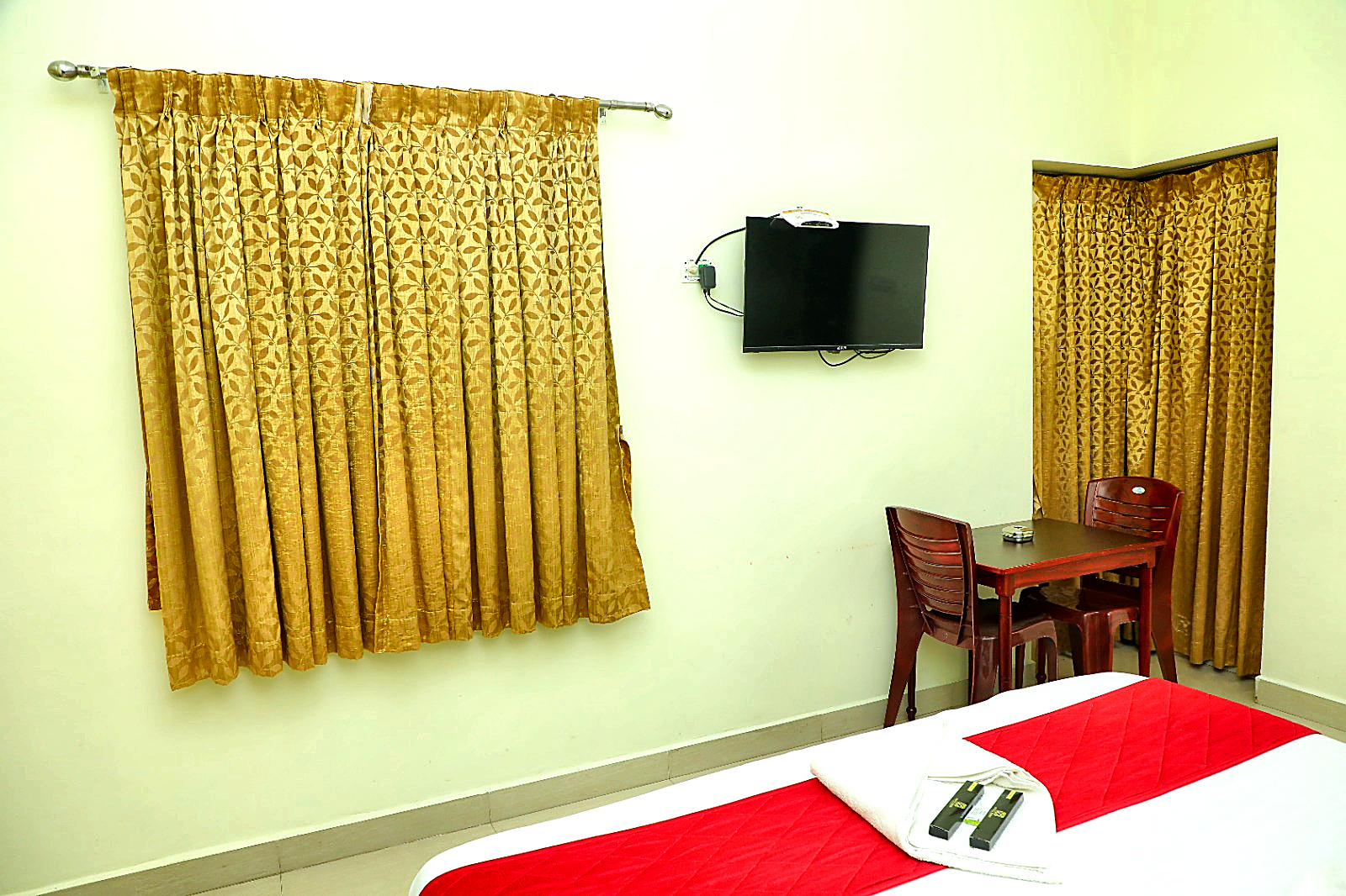Deluxe Room with Breakfast Dining Table - Hotel Priso Puducherry
