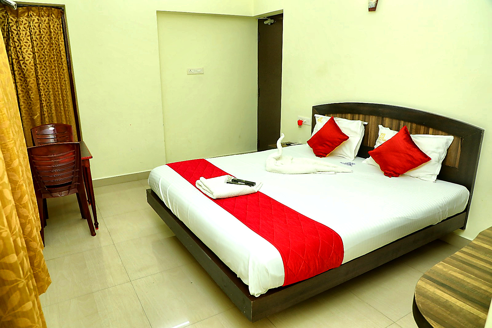 Executive Suite with Swan Towel Art - Hotel Priso Puducherry