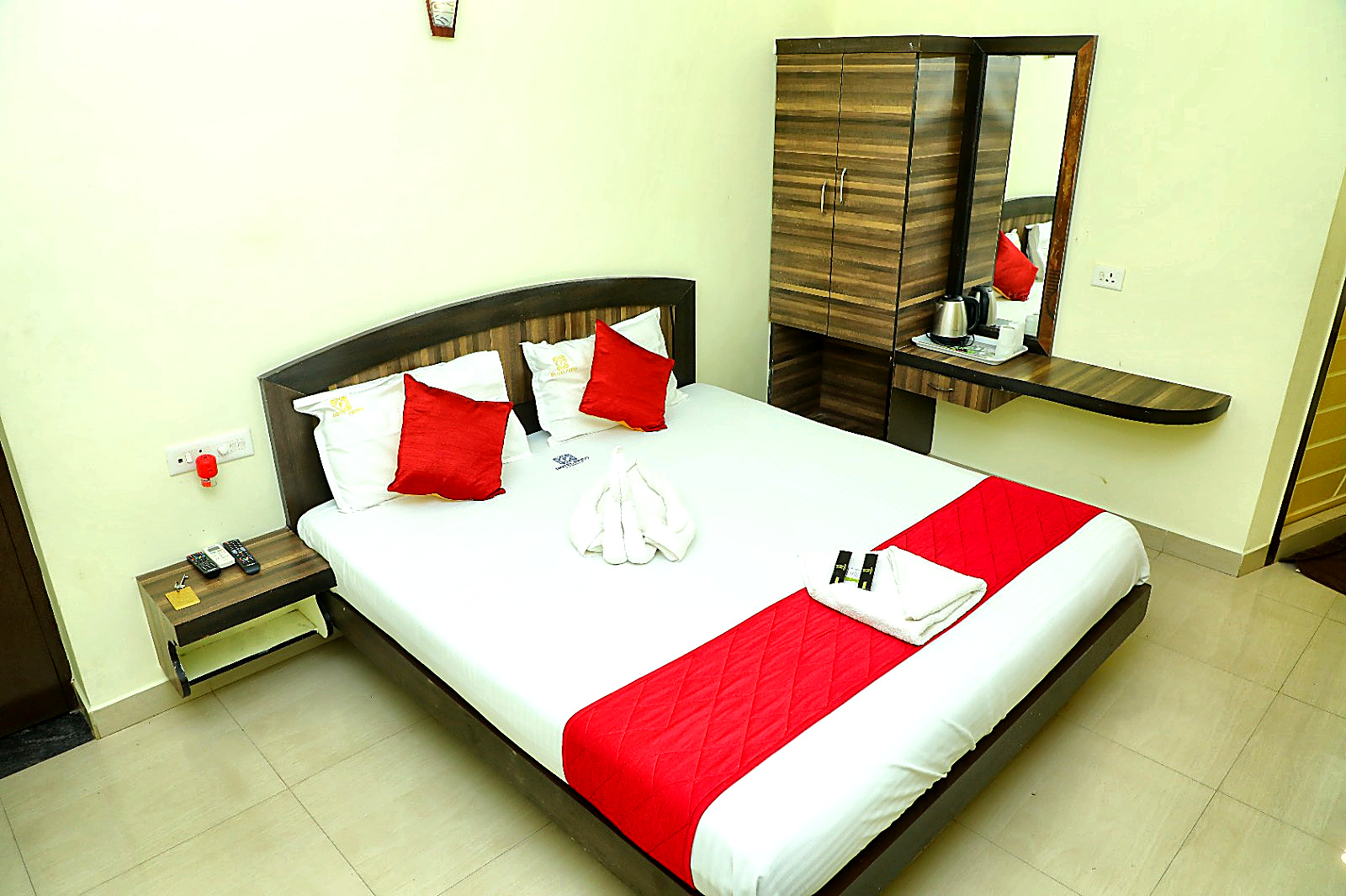 Executive Suite King Bed (Ruby Runner) - Hotel Priso Puducherry