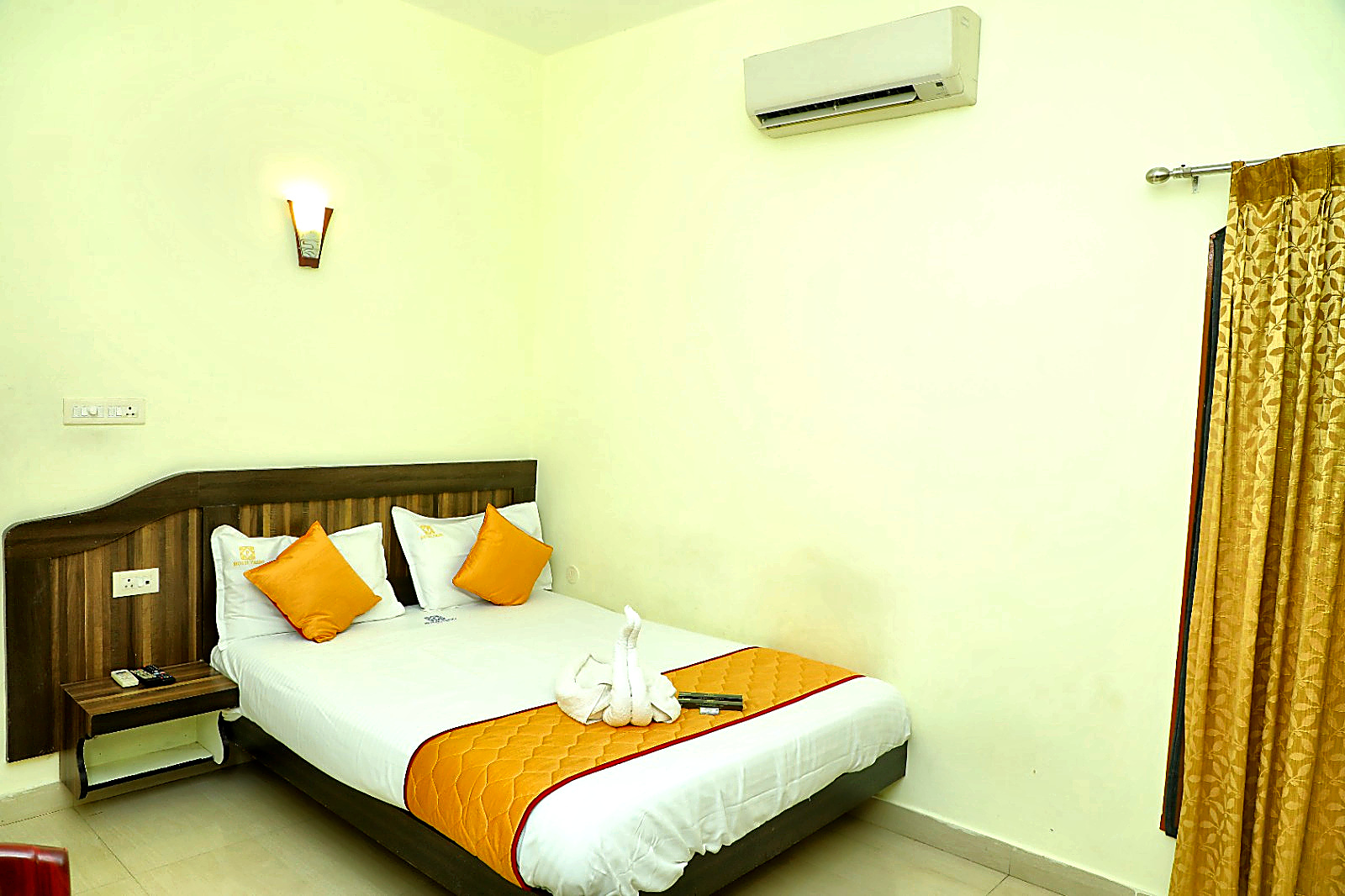 Executive Suite King Bed (Gold Runner) - Hotel Priso Puducherry