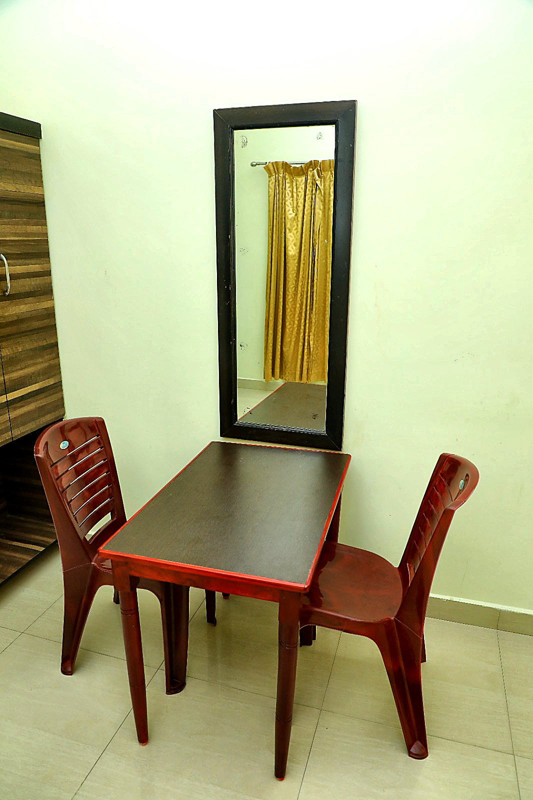 In-Room Dining Table & Dressing Mirror - Hotel Priso Puducherry