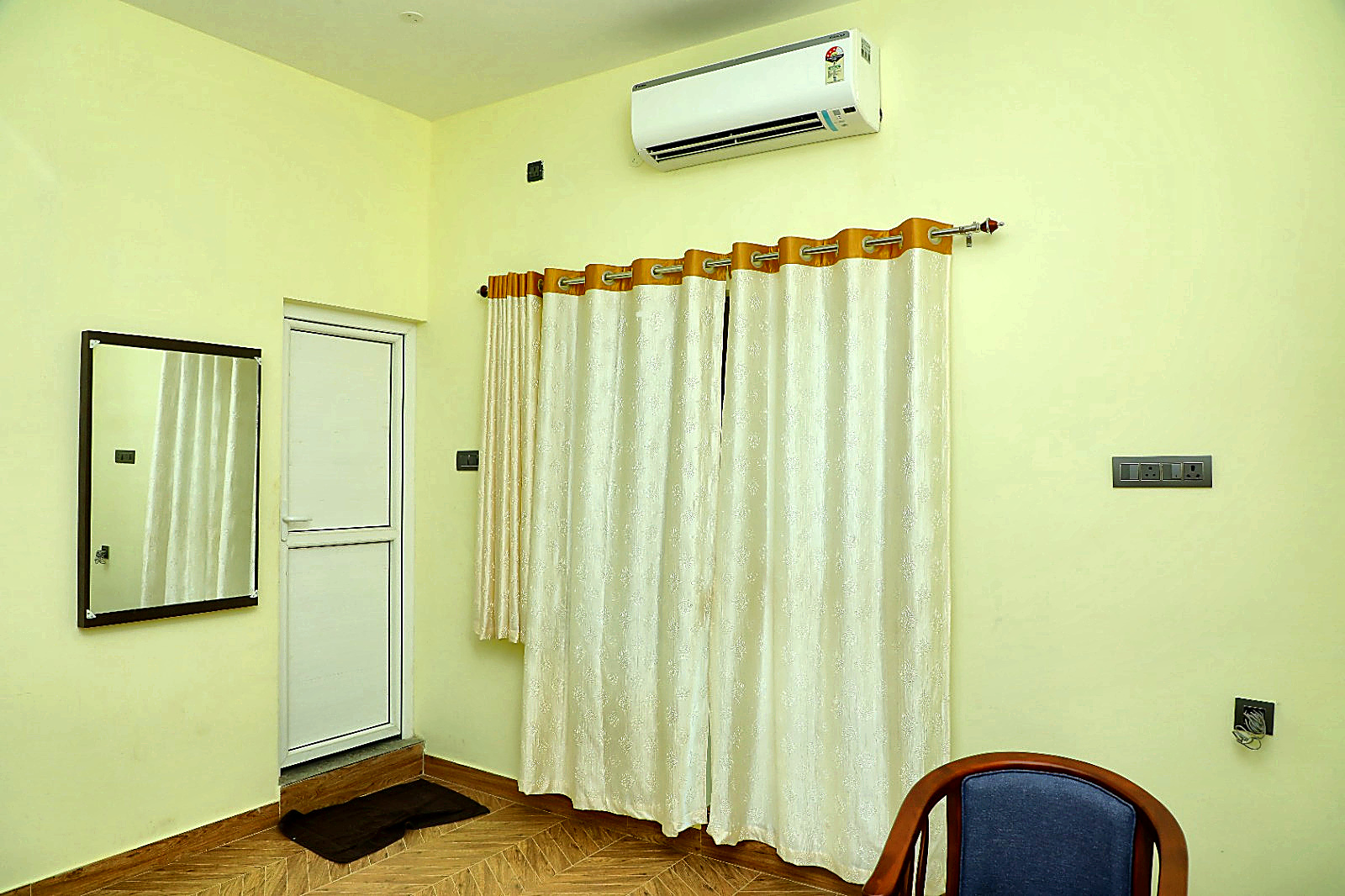 Full-Length Dressing Mirror & Balcony View - Hotel Priso Puducherry