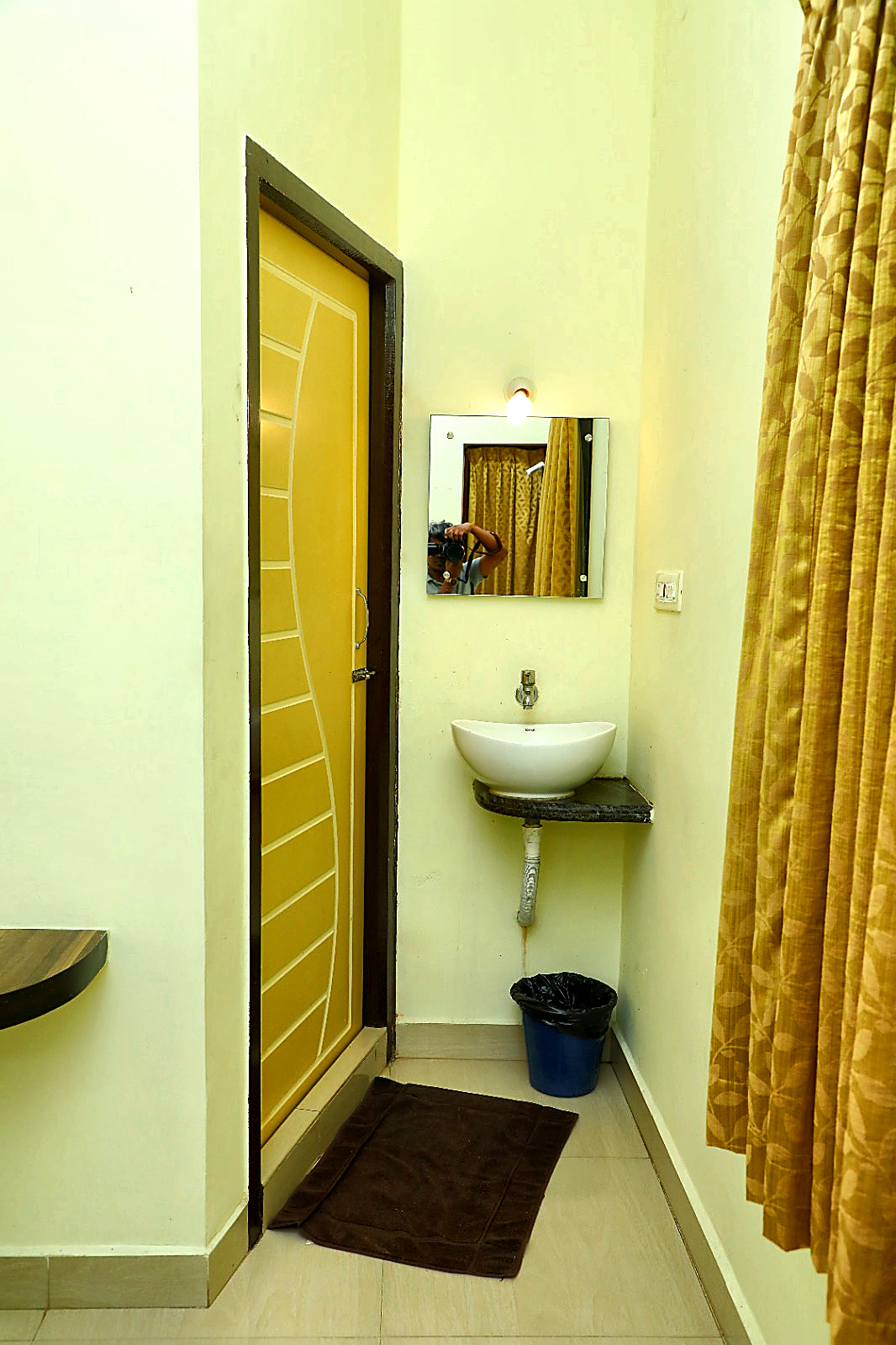 Room Hallway Wash Basin & Vanity Mirror - Hotel Priso Puducherry