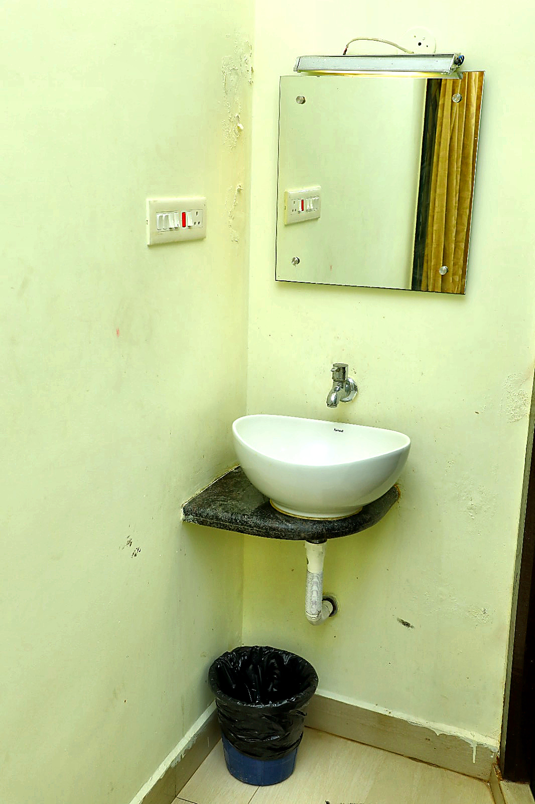 En-Suite Vanity Mirror & Warm Lighting - Hotel Priso Puducherry