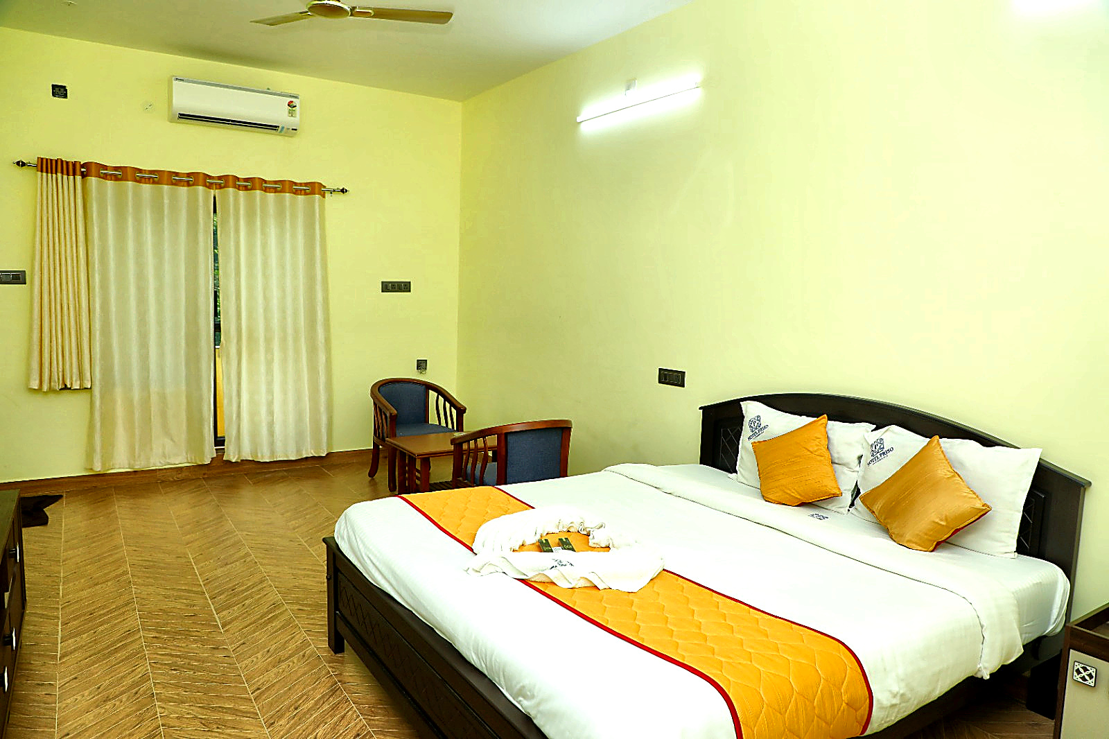 Warm Ambience Deluxe King Bed Room - Hotel Priso Puducherry