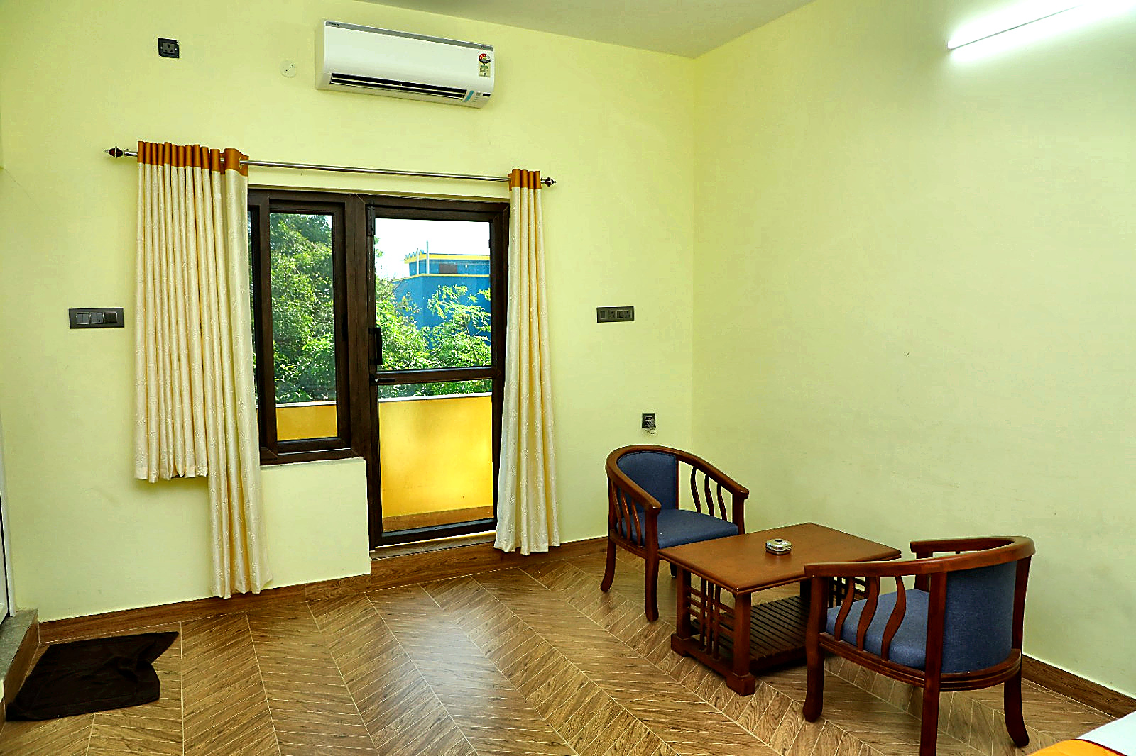 Spacious King Room with Private Balcony - Hotel Priso Puducherry