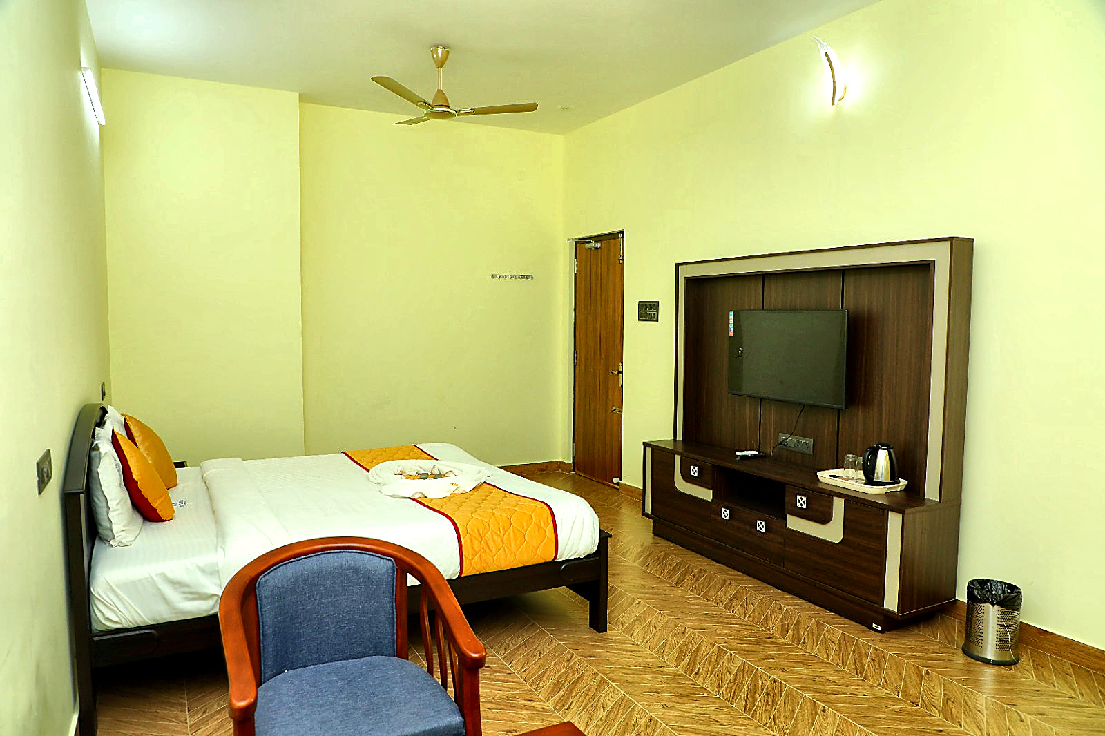 Spacious Suite with Smart TV & Seating - Hotel Priso Puducherry